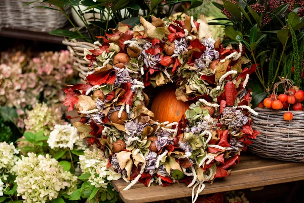 Decoração de outono com abóboras e flores — Fotografia de Stock