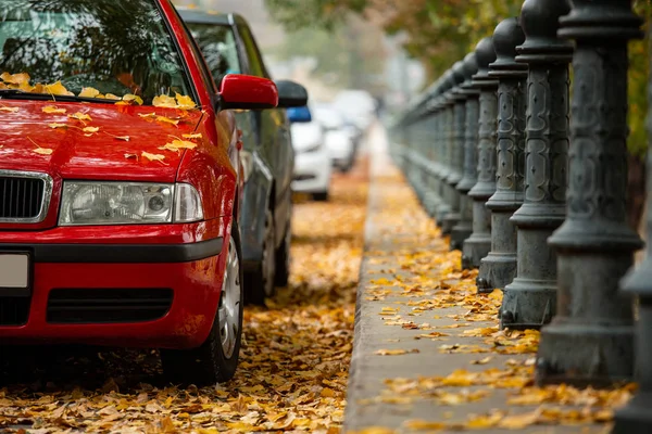 Auto 's geparkeerd op straat. — Stockfoto