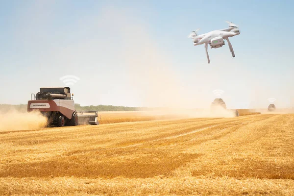 Автономна зернозбиральних комбайнів з drone — стокове фото