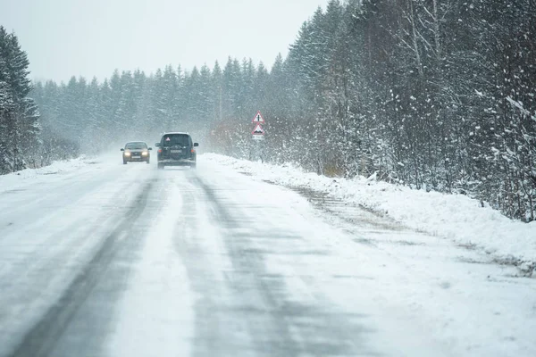 El coche está conduciendo en una carretera de invierno —  Fotos de Stock