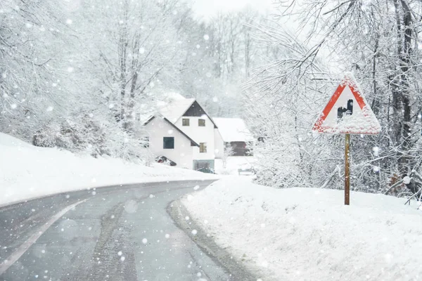 Camino de invierno en las montañas —  Fotos de Stock