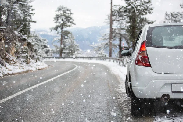 Carro branco em uma estrada de inverno — Fotografia de Stock