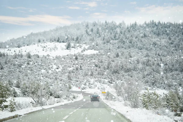 Автомобіль водіння на зимовій дорозі — стокове фото
