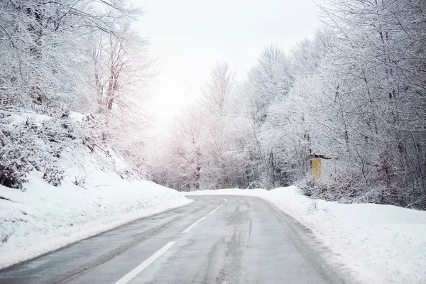 Route d'hiver dans les montagnes — Photo