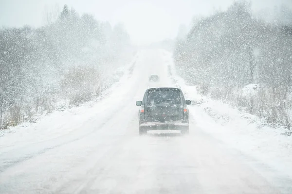 El coche está conduciendo en una carretera de invierno —  Fotos de Stock