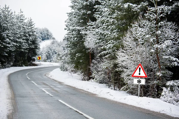 冬の山の道 — ストック写真