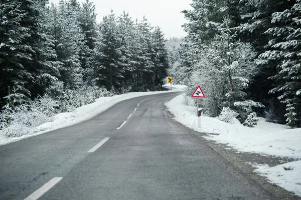 Зимова дорога в горах — стокове фото