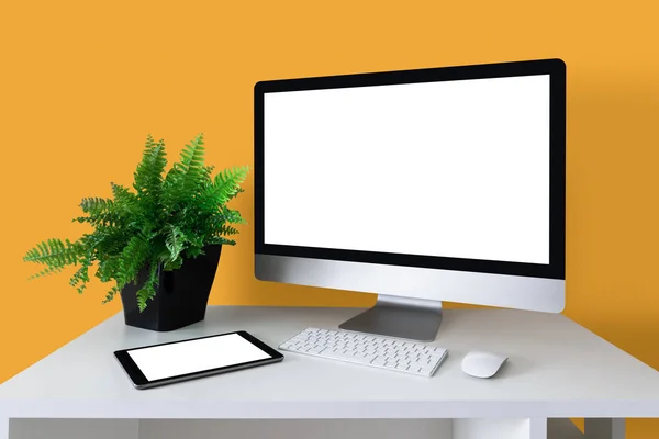 Werkplek met computer en tablet. — Stockfoto