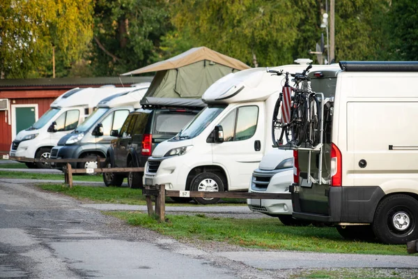 Husbilar i en campingpark — Stockfoto