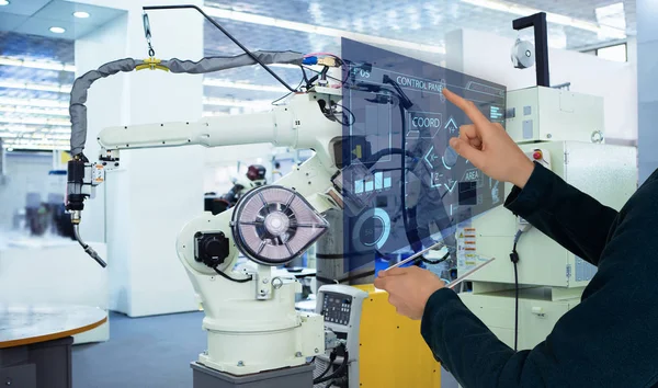 O engenheiro em uma fábrica inteligente . — Fotografia de Stock