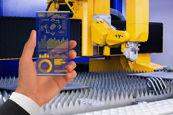 Ingenieur steuert Roboter in einer intelligenten Fabrik. — Stockfoto