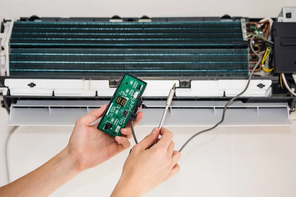 Service man is maintenance of air conditioner — Stock Photo, Image