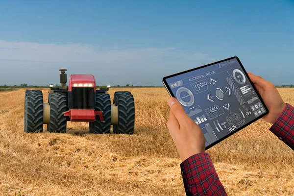 Farmář ovládá autonomní traktor — Stock fotografie