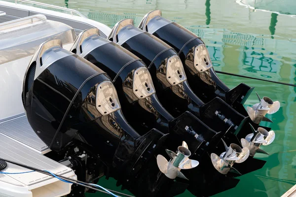 Quatro motores de popa — Fotografia de Stock