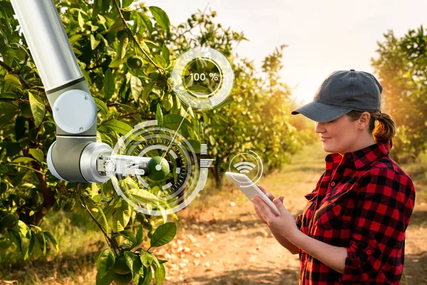 Kadın çiftçi robot kolu kontrol ediyor — Stok fotoğraf