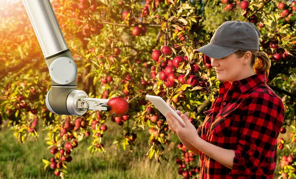 Mujer agricultora controla brazo robótico —  Fotos de Stock