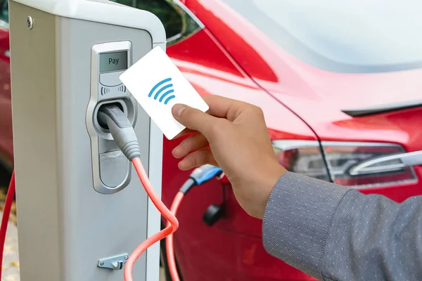 Een Man Betaalt Voor Het Opladen Van Een Elektrische Auto — Stockfoto