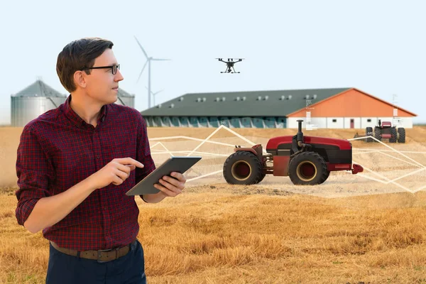 Boer Met Digitale Tablet Bestuurt Een Autonome Tractor Drone Een — Stockfoto