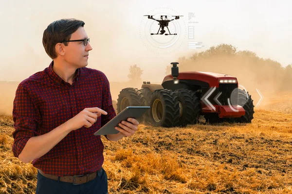 Agricoltore Con Tablet Digitale Controlla Trattore Autonomo Drone Una Fattoria — Foto Stock