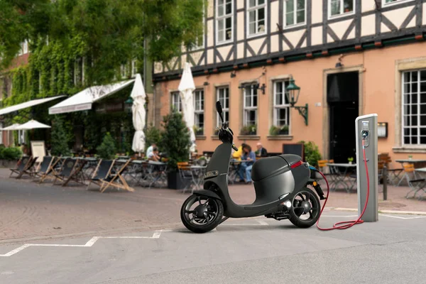 Scooter Eléctrico Para Compartir Con Estación Carga Una Calle Ciudad —  Fotos de Stock