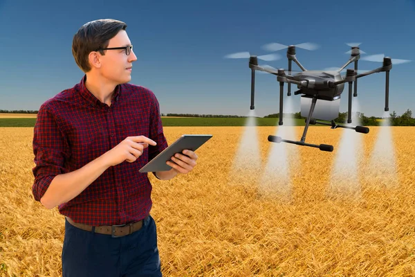 Contadino Con Drone Spruzzatore Controllo Tablet Trasformazione Digitale Nell Agricoltura — Foto Stock