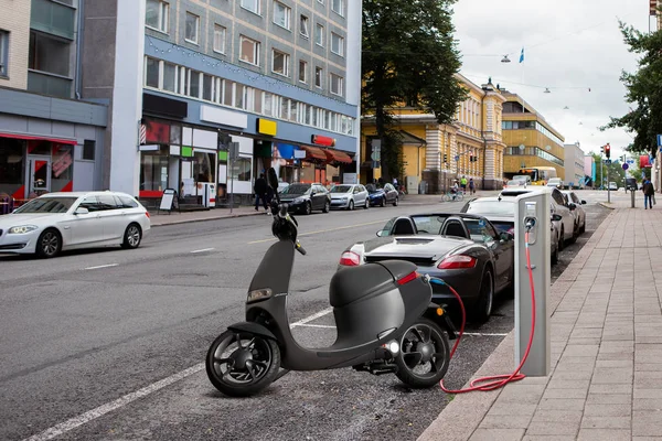 Bir Şehir Caddesinde Şarj Istasyonu Ile Paylaşmak Için Elektrikli Scooter — Stok fotoğraf