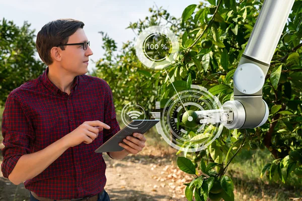 Фермер Управляет Роботизированной Рукой Помощью Планшета Умное Земледелие Цифровые Преобразования — стоковое фото