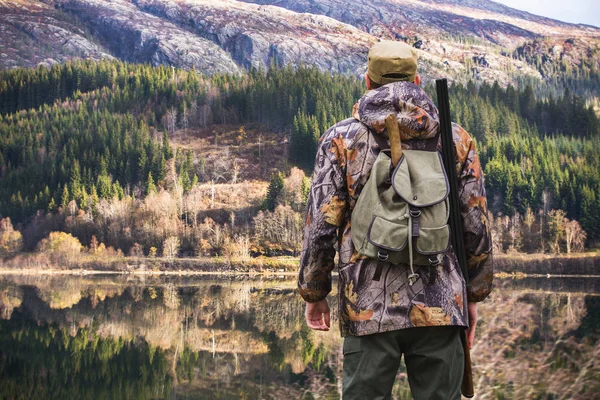 Hunter Com Uma Mochila Uma Arma — Fotografia de Stock