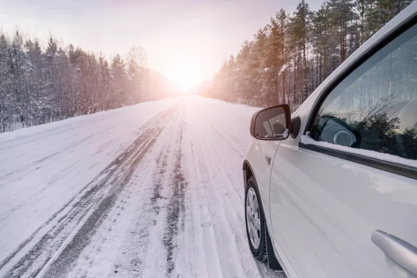 Mașină Albă Drum Iarnă Printr Pădure Acoperită Zăpadă Vedere Jos — Fotografie, imagine de stoc