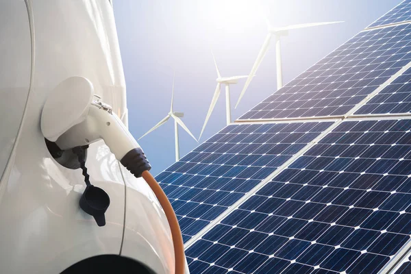 Güneş Panelleri Rüzgar Türbinlerinin Arka Planında Elektrik Kablosu Olan Elektrikli — Stok fotoğraf