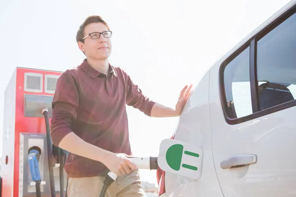 Homem Está Estação Carregamento Segura Plugue Carregador Para Carro Elétrico — Fotografia de Stock