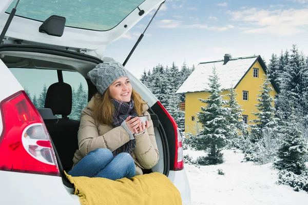 Vrouw Met Wollen Hoed Zit Kofferbak Van Auto Houdt Een — Stockfoto