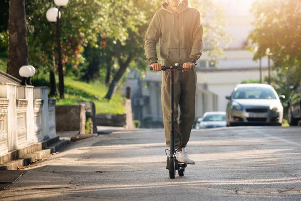 Een Man Met Elektrische Scooter Straat — Stockfoto