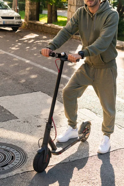 Ein Mann Mit Elektroroller Auf Der Straße — Stockfoto