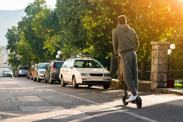 Een Man Met Elektrische Scooter Straat — Stockfoto