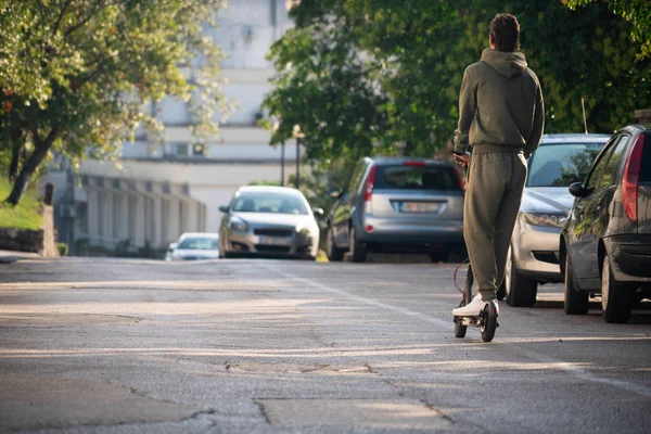 Een Man Met Elektrische Scooter Straat — Stockfoto