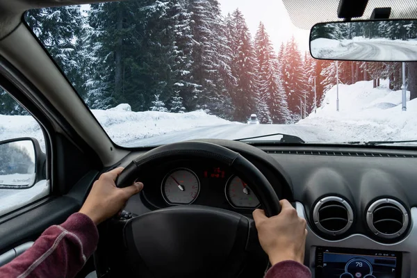 Homem Dirige Carro Uma Estrada Inverno — Fotografia de Stock
