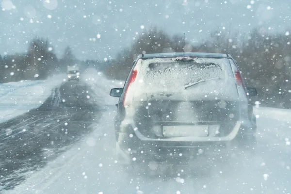 Auto Fährt Schneesturm Auf Winterlicher Straße — Stockfoto
