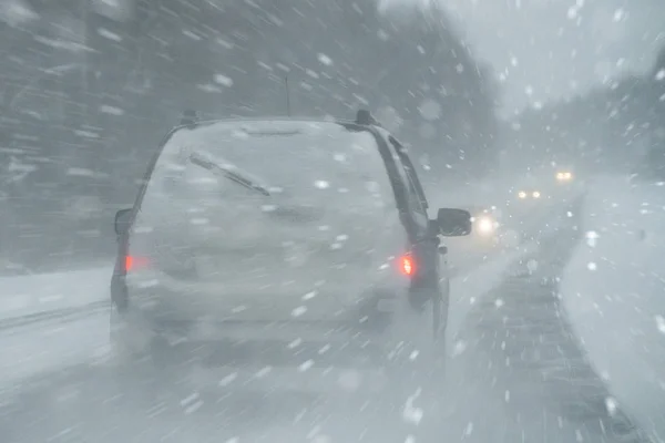 Αμάξι Οδηγάει Χειμερινό Δρόμο Μέσα Χιονοθύελλα — Φωτογραφία Αρχείου