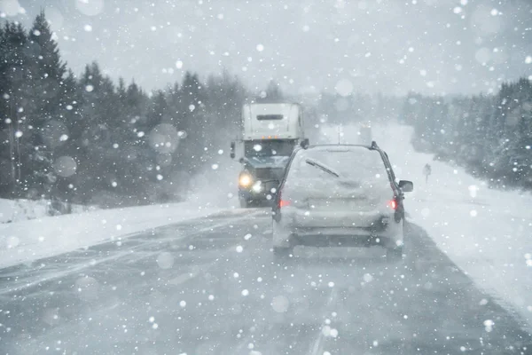 Carro Está Dirigindo Uma Estrada Inverno Uma Nevasca — Fotografia de Stock