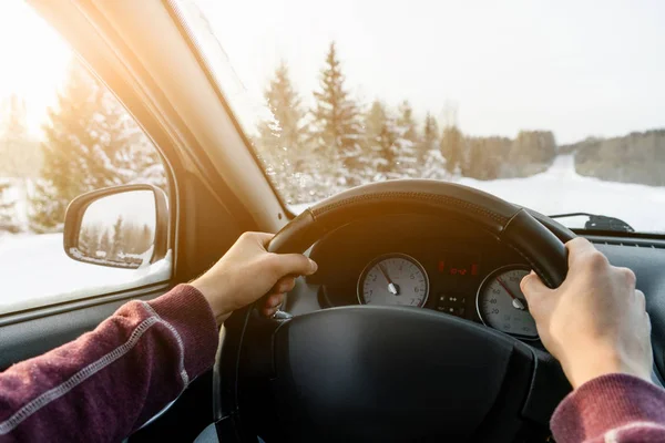 Homem Dirige Carro Uma Estrada Inverno — Fotografia de Stock