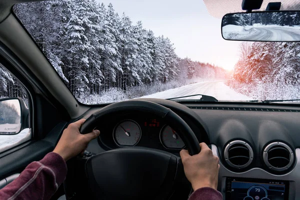 Homem Dirige Carro Uma Estrada Inverno — Fotografia de Stock