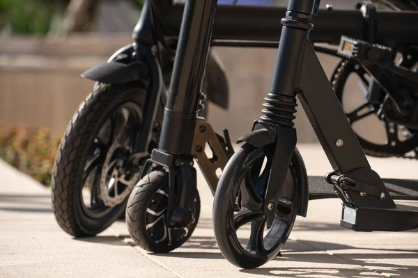 Sokakta Elektrikli Bisikletler Scooterlar — Stok fotoğraf