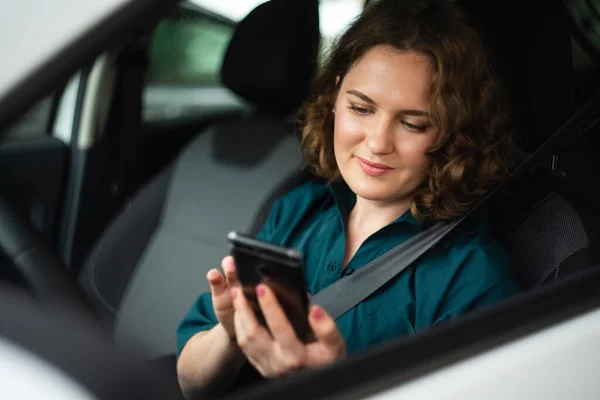 Vrouw Bestuurder Zit Auto Kijkt Naar Smartphone Scherm — Stockfoto