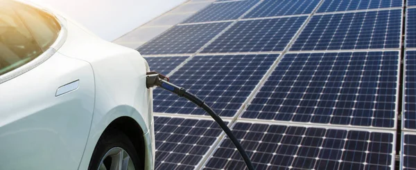 Primer plano del coche eléctrico con un cable de carga conectado —  Fotos de Stock