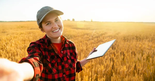 Femme agriculteur avec tablette numérique fait selfie — Photo