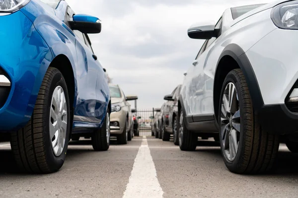 Neuwagen auf Lager. — Stockfoto