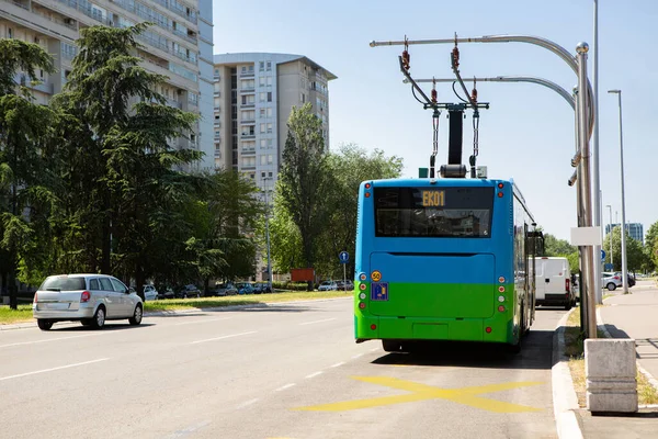 Autobus Elektryczny Przystanku Jest Ładowany Przez Pantograf — Zdjęcie stockowe