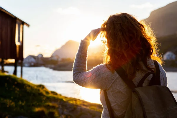 Női Turista Hátizsák Néz Naplemente Lofoten Szigetek Norvégia — Stock Fotó