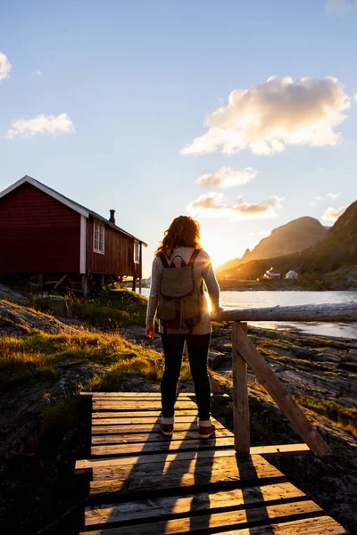 Női Turista Hátizsák Néz Naplemente Lofoten Szigetek Norvégia — Stock Fotó